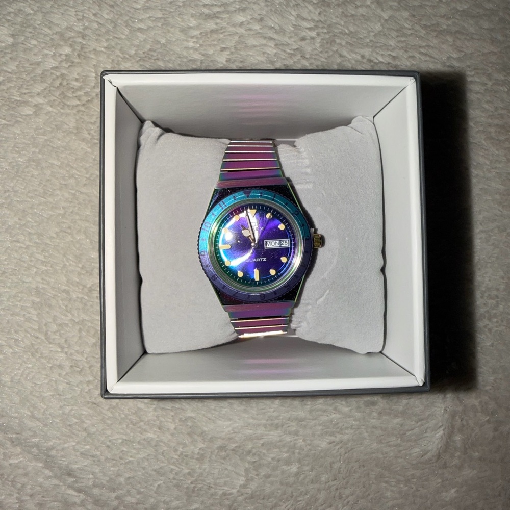 Timex Q Iridescence Quartz Women’s Watchn - Picture 2 of 4